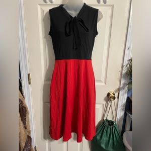 Knee-length sleeveless dress!
